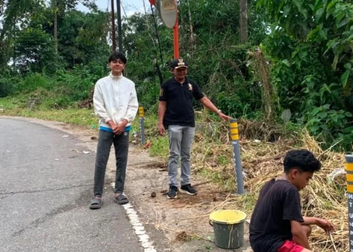 Mahasiswa KKN Tematik UNP Pasang Reflektor Jalan untuk Tingkatkan Keselamatan Pengendara di Kelurahan Gantiang