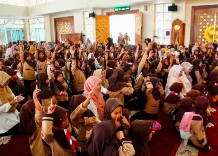 Wako Hendri Arnis Serahkan 597 Paket Seragam Gratis Program Baznas, Ajak Siswa Rajin Belajar