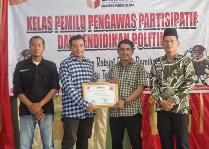 Bawaslu Pesisir Selatan Hadirkan Akademisi UNP Reno Fernandes, Siswa SMAN 1 Koto XI Tarusan Antusias Ikuti Kelas Pemilu