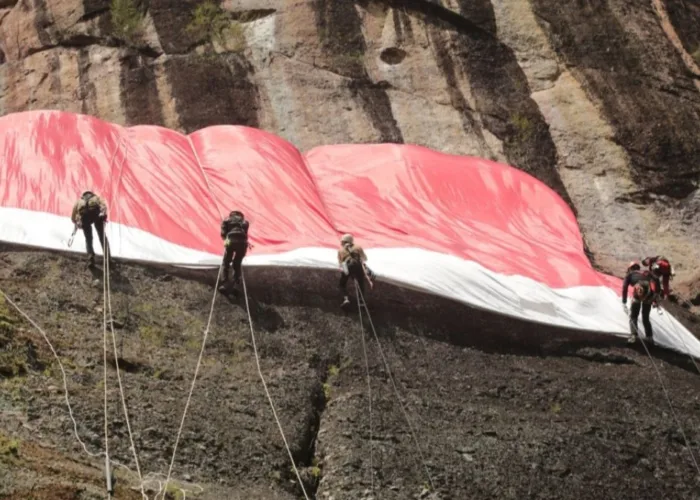 Dari Lembah Harau untuk Indonesia: Merah Putih Berkibar di Ketinggian 107 Meter