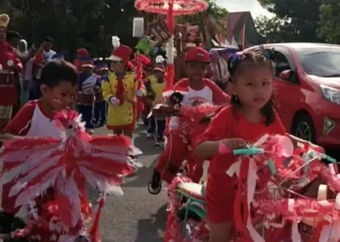 Dari Drumband Sampai Pohon Pinang, Pawai TK Negeri 2 Padang Curi Perhatian