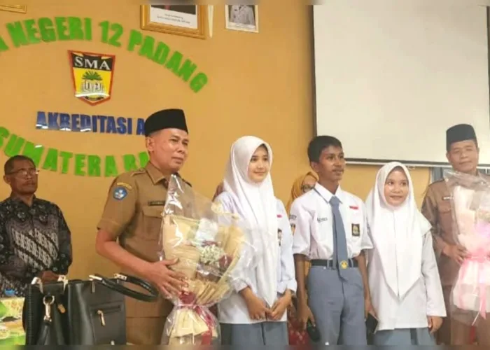 Pisah Sambut Kepala SMAN 12 Padang: Gusnaldi Fokus ke SMAN 15, Evidel Resmi Menjabat