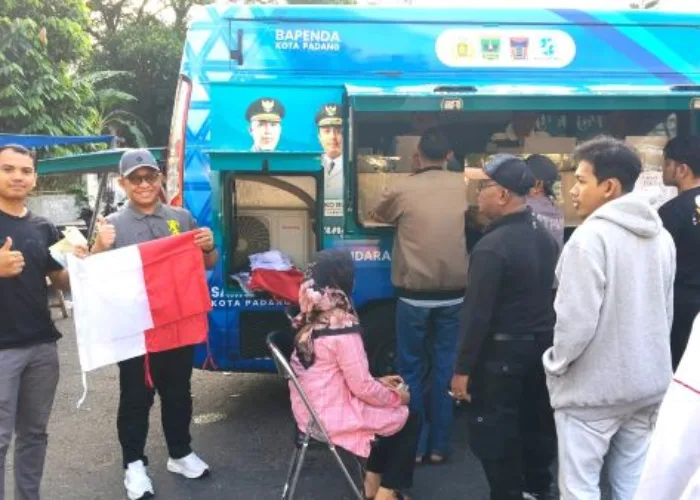 Olahraga Sambil Bayar Pajak, Warga Padang Dapat Bendera Merah Putih di Samsat CFD