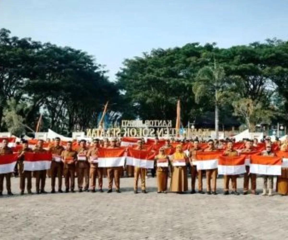 Sambut HUT RI ke-81, Pemkab Solsel Bagikan Bendera Merah Putih