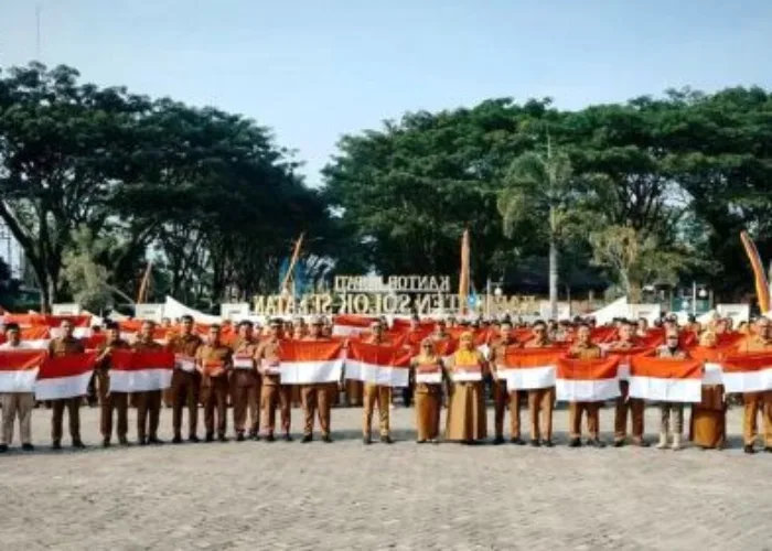 Sambut HUT RI ke-81, Pemkab Solsel Bagikan Bendera Merah Putih