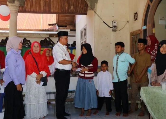Jumat Berkah Warga Koto Panjang Dalam, 55 Anak Yatim Diajak Makan Bersama