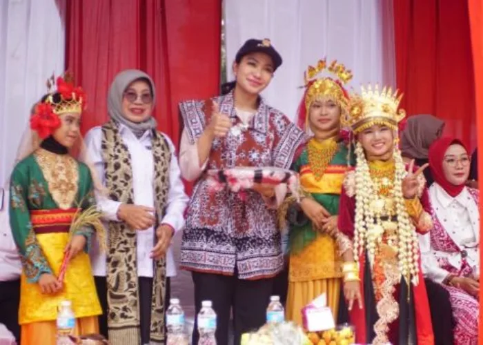 Pawai Alegoris HUT RI di Pulau Punjung Semarak, Bupati Annisa Sapa Warga