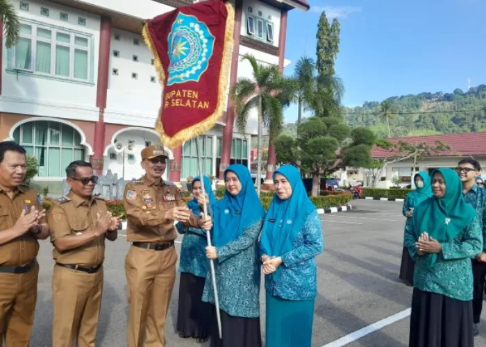 Bupati Hendrajoni Lepas Tim Penggerak PKK Pessel Ikuti Jambore PKK Sumbar di Bukittinggi