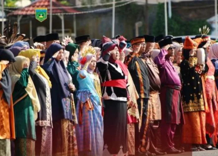 Semarak Baju Adat Hiasi Upacara HUT ke-81 RI di Padang Panjang