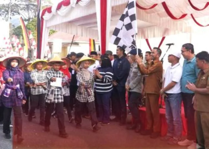 Semarak HUT RI Ke-81, Ratusan Pelajar Unjuk Kekompakan di Gerak Jalan Tepat Waktu