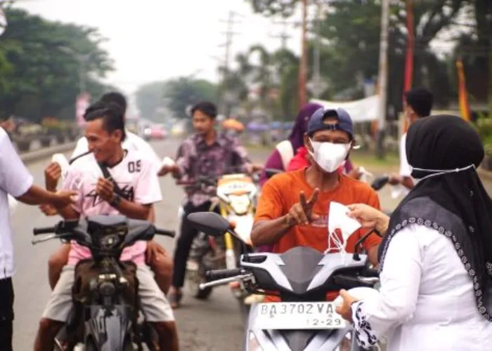 Udara tak Sehat, Pemkab Dharmasraya Bagikan Ribuan Masker ke Pengguna Jalan