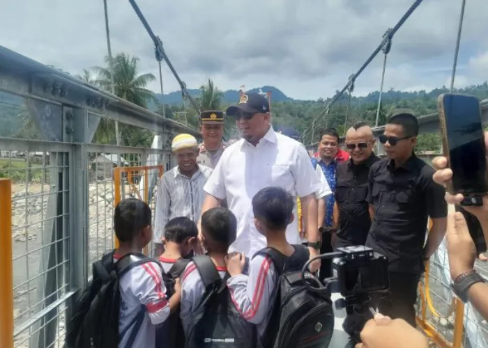 Tiga Jembatan Rampung, Andre Rosiade Tinjau Jembatan Gantung Koto Rawang