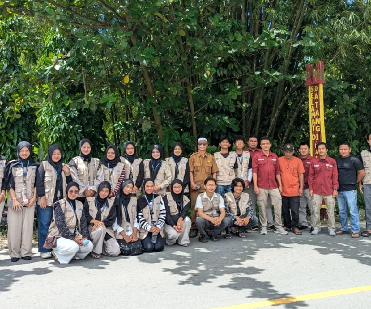 Mahasiswa KKN UNP Bangun Tugu Perbatasan Nagari Manggilang