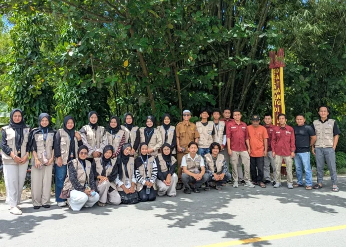 Mahasiswa KKN UNP Bangun Tugu Perbatasan Nagari Manggilang