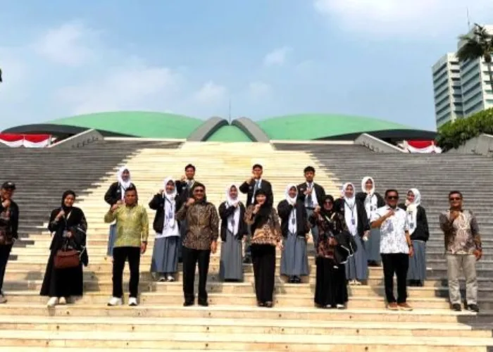 Hj. Lisda Hendrajoni dan Bupati Beri Dukungan Pelajar SMAN 3 Painan di LCC Tingkat Nasional