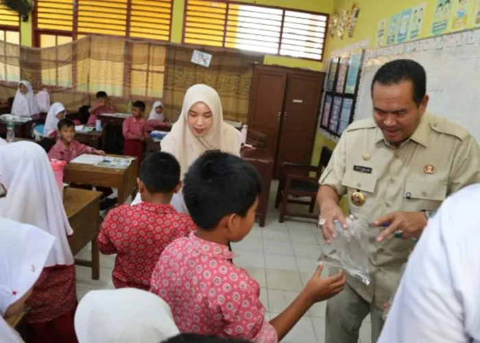 Wako Yota Balad Serahkan Bibit Ikan Koi ke Siswa SD sekota Pariaman