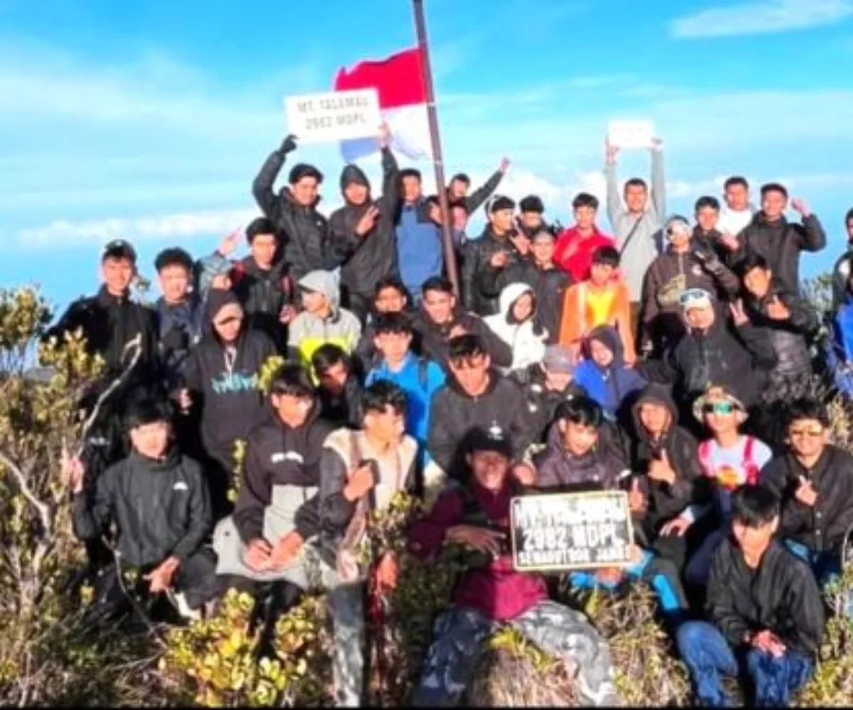 Bendera Merah Putih Dikibarkan di Puncak Gunung Talamau