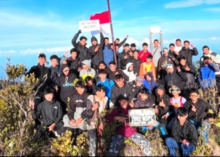 Bendera Merah Putih Dikibarkan di Puncak Gunung Talamau