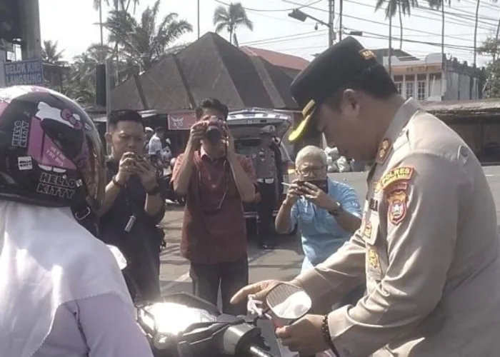 Kapolres Agung Tribawanto dan Jajaran Bagikan Bendera bagi Pengendara