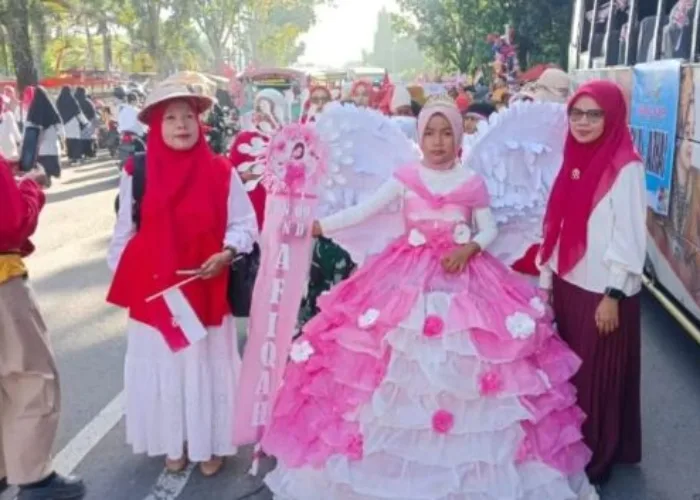 Gunakan Kostum Princes, Murid SD Negeri 9 Luhak Nan Duo Ikuti Semarak Pawai Kemerdekaan