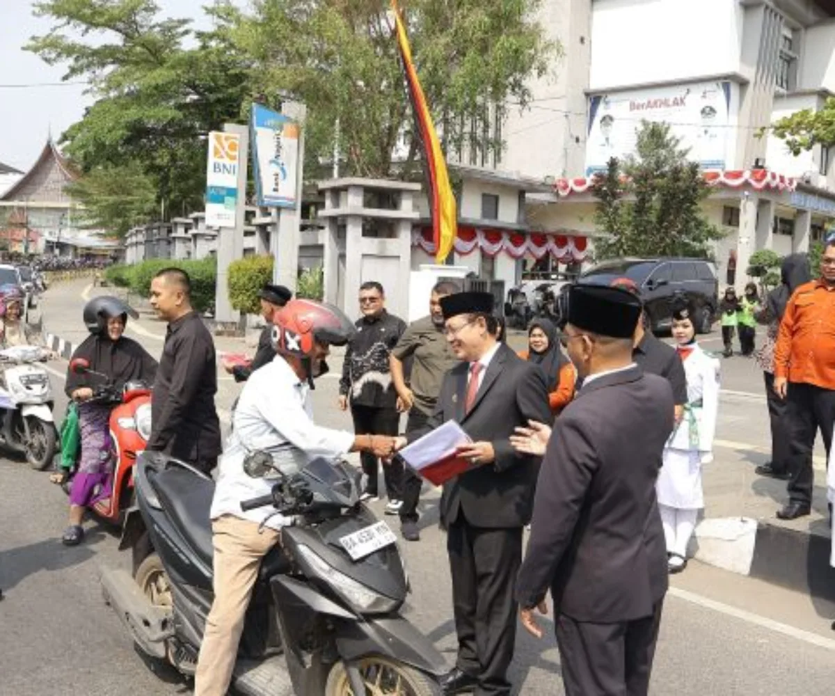 Walikota Zulmaeta bersama Forkopimda Bagikan Ratusan Bendera Merah Putih kepada Masyarakat
