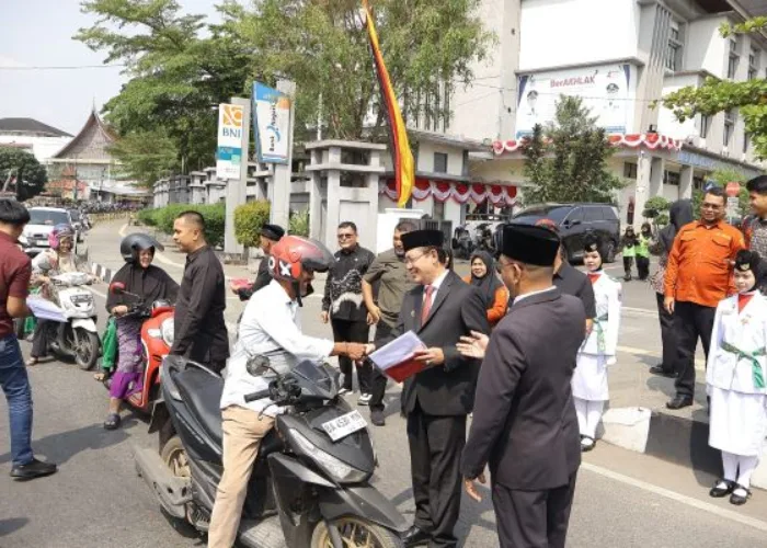 Walikota Zulmaeta bersama Forkopimda Bagikan Ratusan Bendera Merah Putih kepada Masyarakat