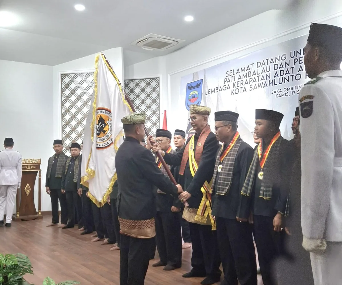 Ketua Umum LKAAM Sumbar Fauzi Bahar Resmi Lantik Kepengurusan LKAAM Kota Sawahlunto