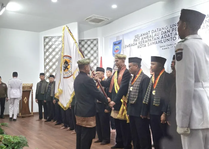 Ketua Umum LKAAM Sumbar Fauzi Bahar Resmi Lantik Kepengurusan LKAAM Kota Sawahlunto