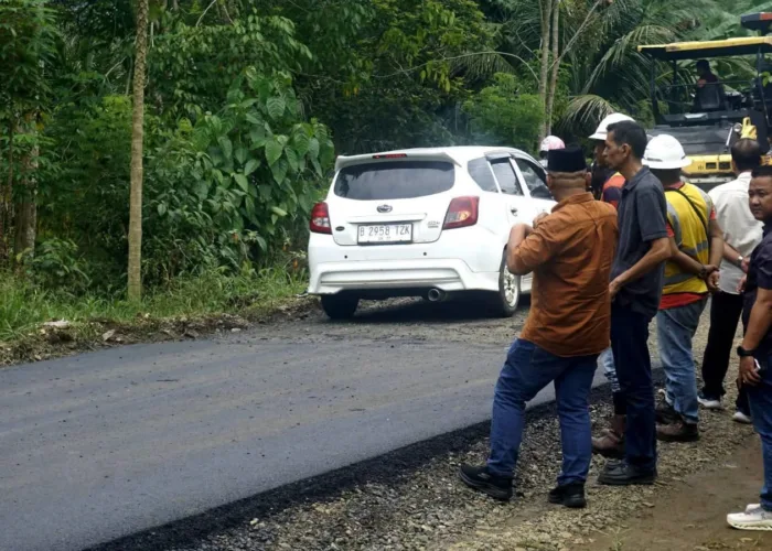 Jalan Simpang Tiga Alin-Paraman Ampalu Dibangun, Bupati Yulianto: Dorong Mobilitas dan Ekonomi Warga
