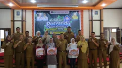 Wawako Elzadaswarman berswafoto bersama penggerak Posyandu. (foto; ist)