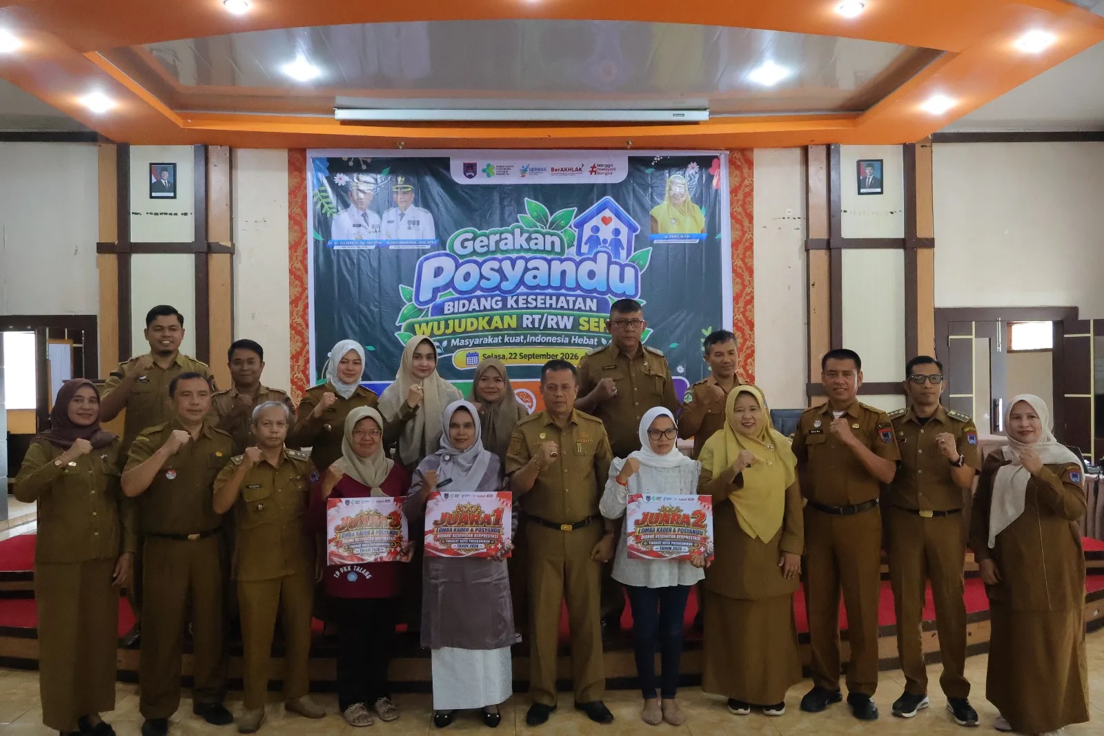 Wawako Elzadaswarman berswafoto bersama penggerak Posyandu. (foto; ist)