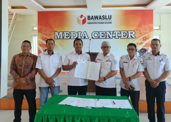 Perkuat Pengawasan Pemilu Partisipatif, Bawaslu Pesisir Selatan Gandeng PGRI dan SMAN 1 Koto XI Tarusan