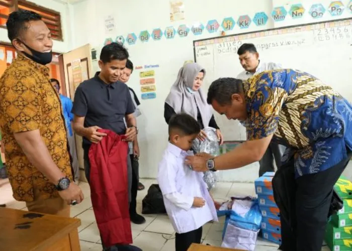 Tahun Kedua, Wako Yota Balad Serahkan Seragam Sekolah Gratis Bagi Siswa SDN di Kota Pariaman