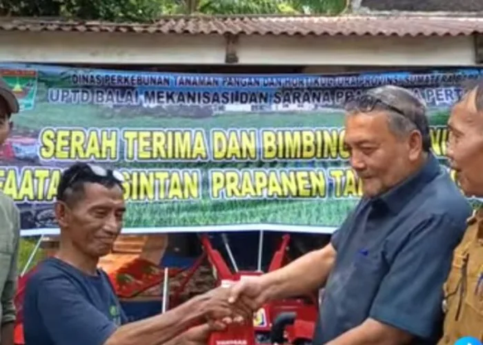 Perjuangkan Aspirasi Petani, Zafri Deson Salurkan Hand Tractor untuk Kecamatan Lengayang dan Ranah Pesisir
