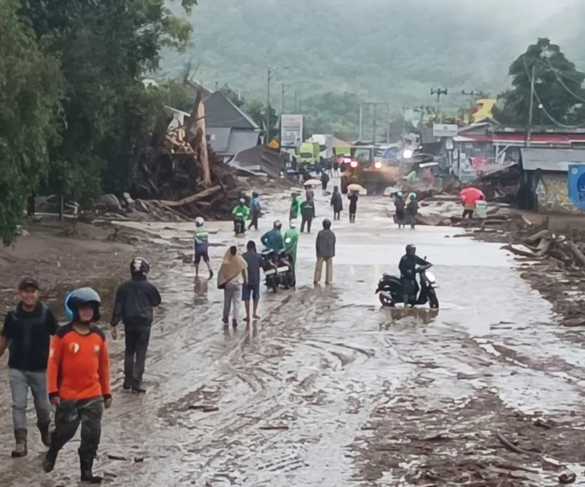 Galodo Terjang Arosuka, Jalan Solok-Padang Tertutup Lumpur dan Puluhan Warga Mengungsi