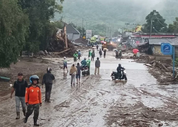 Galodo Terjang Arosuka, Jalan Solok-Padang Tertutup Lumpur dan Puluhan Warga Mengungsi