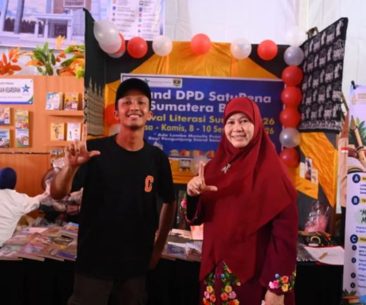 Bunda Literasi Sumbar Apresiasi Lomba Penulisan Puisi di Stand SatuPena
