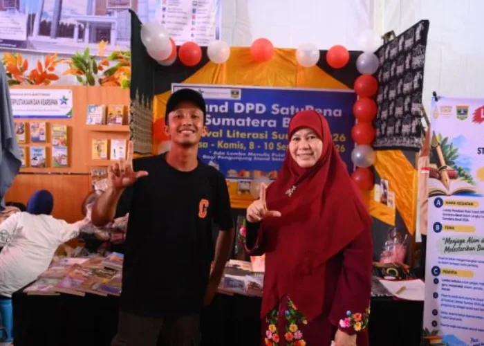 Bunda Literasi Sumbar Apresiasi Lomba Penulisan Puisi di Stand SatuPena