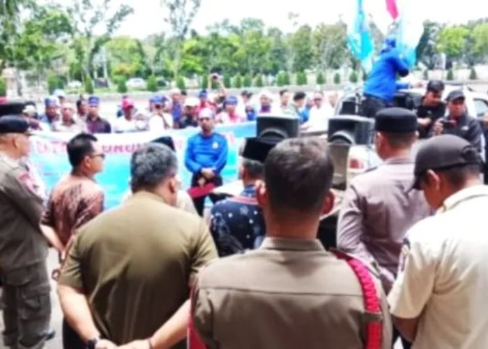SPSI Pasaman Barat Sampaikan Tuntutan di Kantor Bupati