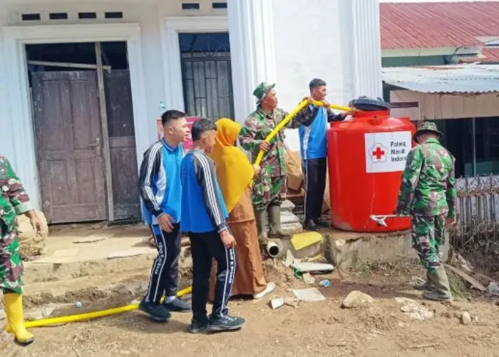 Pasca Banjir Bandang, Anggota Kodim 0310/SSD Melakukan Kegiatan Peduli Rakyat dengan Pembagian Air Bersih