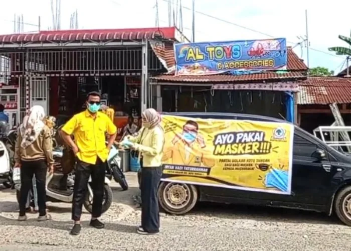 Golkar Koto Tangah Bagikan Masker, Ajak Masyarakat Peduli Kesehatan Saat Udara tak Sehat