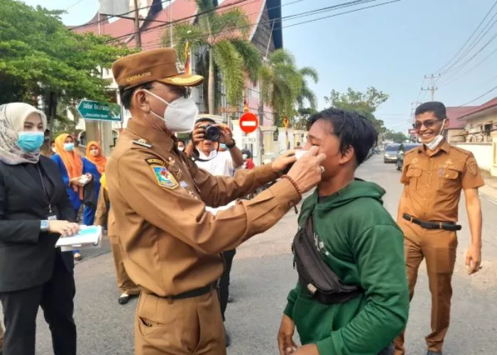 Bupati Hendrajoni Bersama Bank Nagari Bagikan 16 Ribu Masker kepada ASN dan Masyarakat