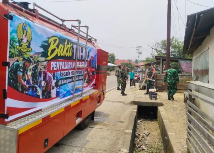 Air Bersih Seret, Kodim 0311/Pessel Turun Tangan: Damkar Salurkan Bantuan ke Warga Alang Rambah Basa Apek Tapan