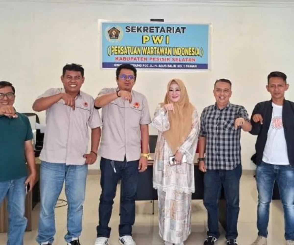 Mendadak Sambangi Sekretariat PWI Pessel, Lisda Hendrajoni Sampaikan Selamat dan Dukungan untuk Pengurus Baru
