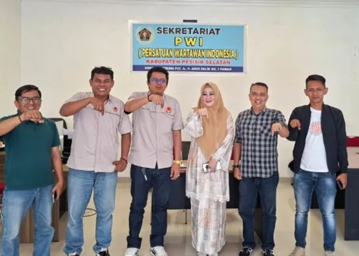 Mendadak Sambangi Sekretariat PWI Pessel, Lisda Hendrajoni Sampaikan Selamat dan Dukungan untuk Pengurus Baru