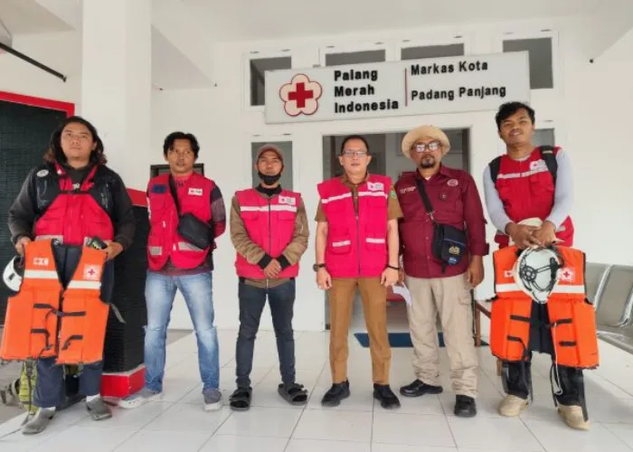 Di Tengah Keterbatasan, Relawan PMI Padang Panjang Berangkat ke Solok