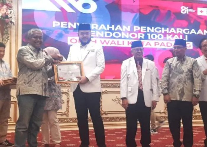 84 Pendonor 100 Kali Donor Darah Terima Penghargaan PMI Kota Padang