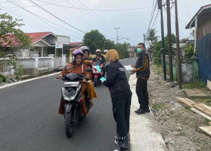Yayasan Lebah Muda Indonesia Peduli Polusi Udara, Bagikan Masker kepada Pengendara