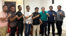 Anggota DPRD Sumbar Albert Indra Lukman (tiga dari kanan), Ketua KONI Sumbar, Hamdanus dan jajaran foto bersama usai pertemuan, di Kantor DPRD Sumbar, Selasa (27/10/2026). (Foto KONI Sumbar)