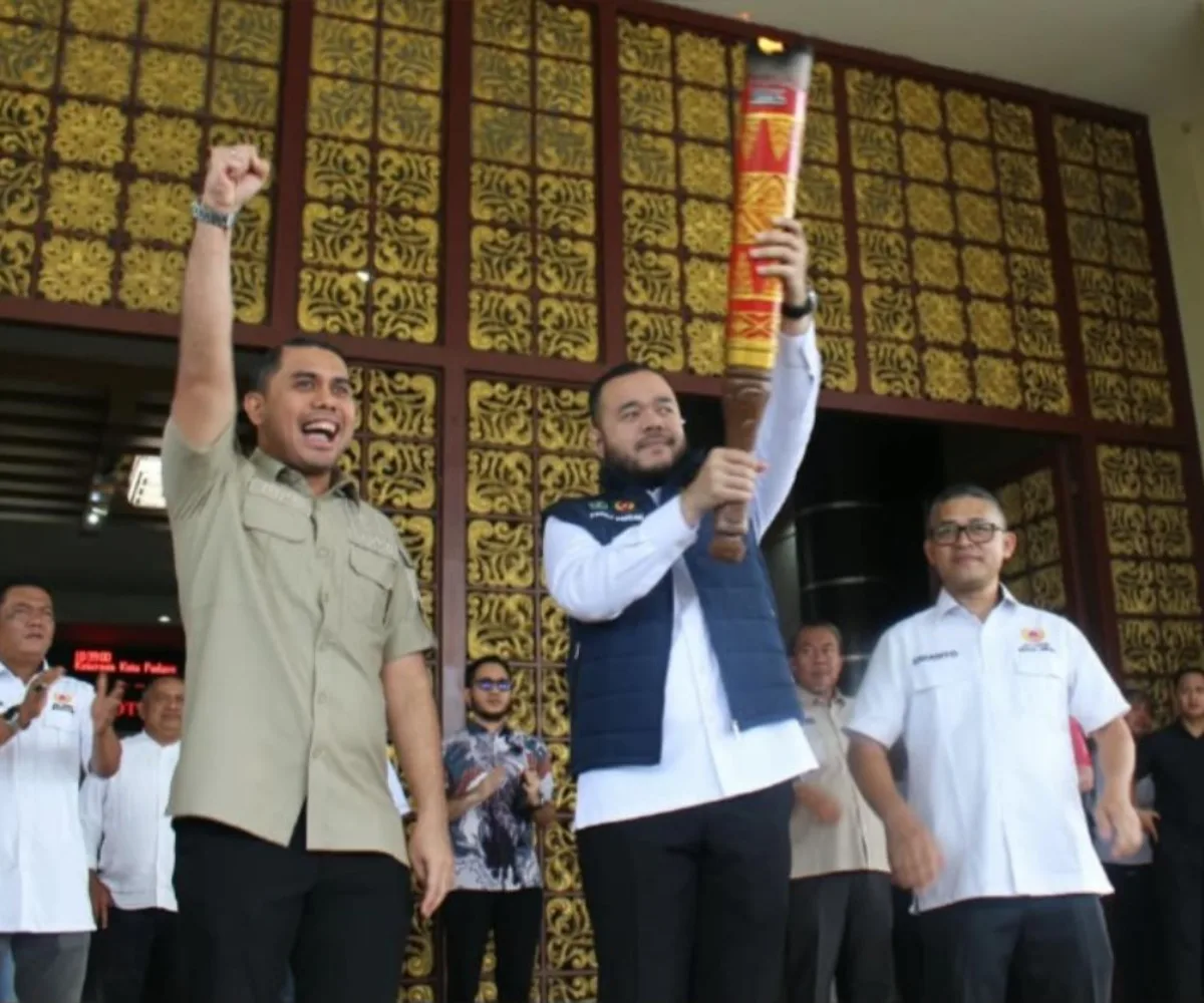 Api Porprov XVI Tiba di Balai Kota Padang, Diarak Keliling Kota